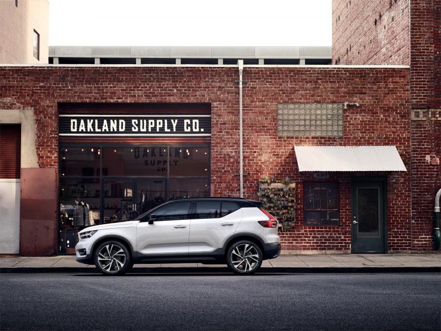  Volvo XC40 T5 R-Design 2017 года  (WW) (фото 12 из 68)